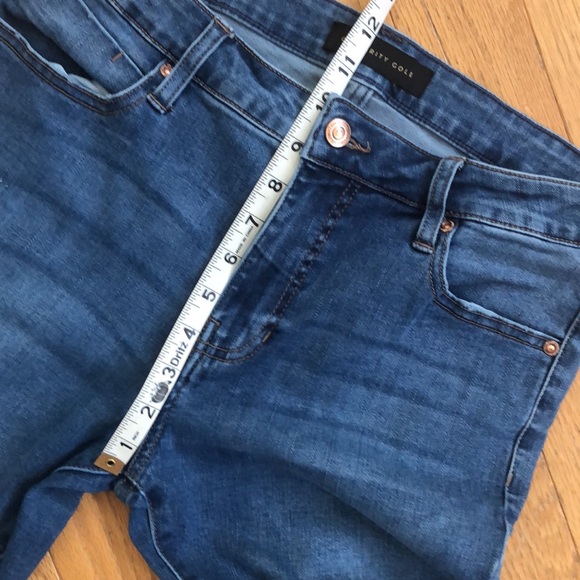 Celebrity Gold Skinny Stretch w/ Distressing - Excellent! - Picture 3 of 16